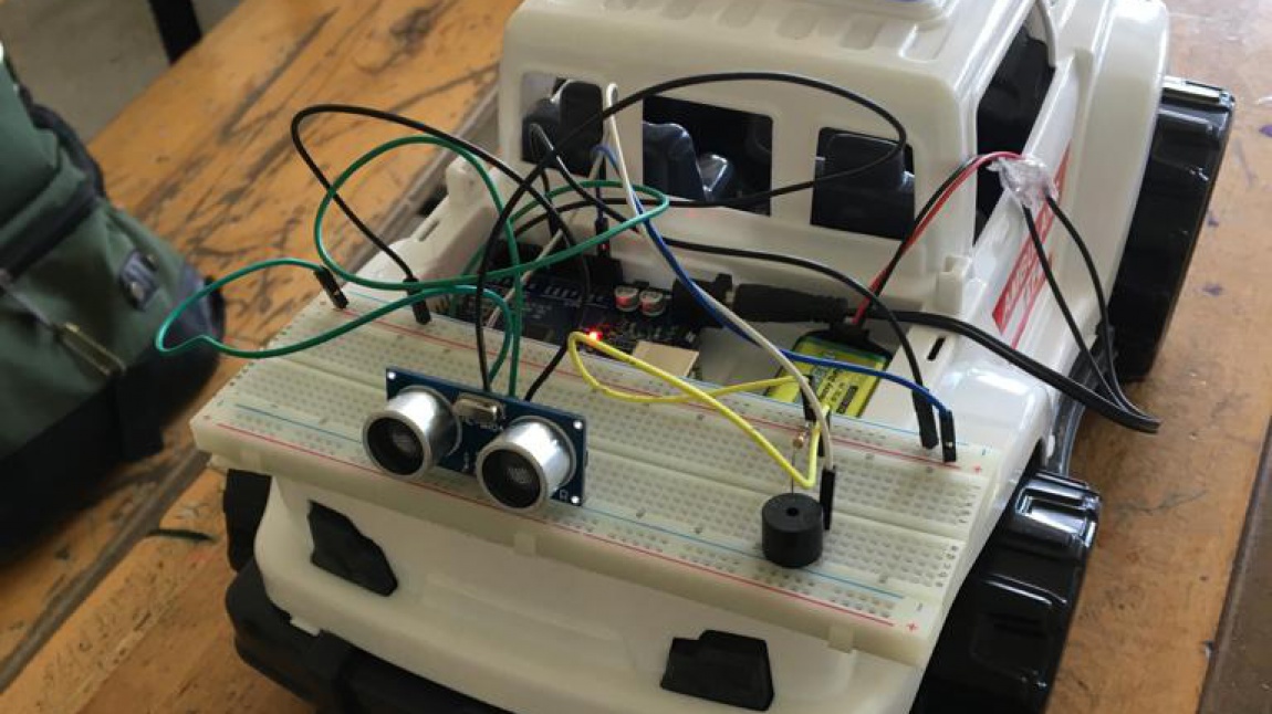 Öğrencilerimiz Arduino Kodlama ile Park Sensörlü Araba Projesini Gerçekleştirdiler.